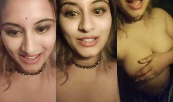 Hot Indian Girl showing her naked boobs - Mydesi